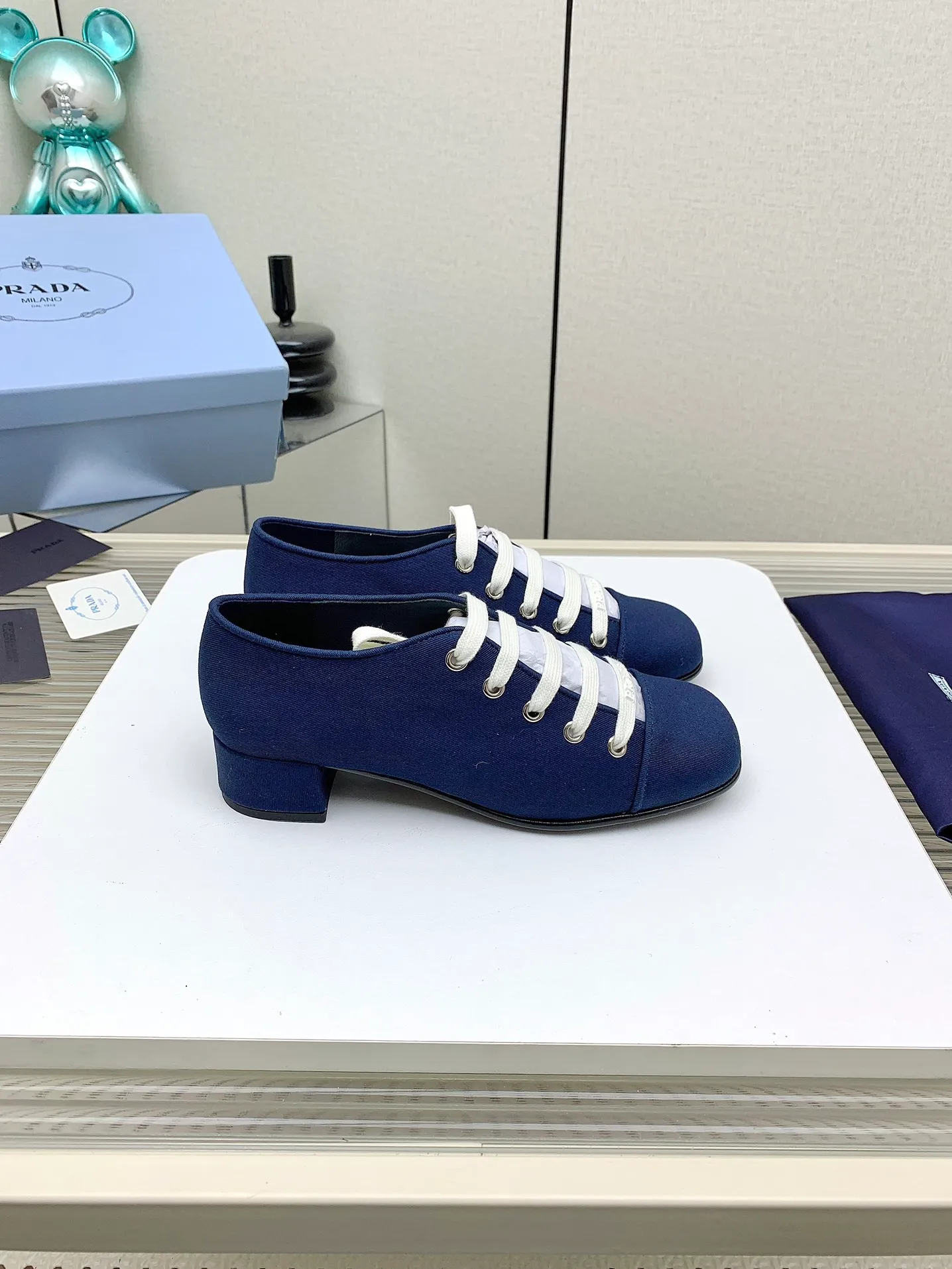 👟👟Ex-factory price 620👟👟 (Higher version) Prada 25/Spring and Summer Catwalk New lace-up hollow shoelace Mary Jane thick heel shoes This year’s lace-up element is super popular and really fashionable. I am obsessed with the appearance and comfort! The salty or sweet doll head design is full of girlishness. It is retro and playful yet elegant. The key is that it is easy to wear. ✔️Upper: original customized fabric ✔️Inner: sheepskin ✔️Outsole: genuine leather outsole imported from Italy ✔️Size: #35-41 (40.41 custom-made, non-refundable)